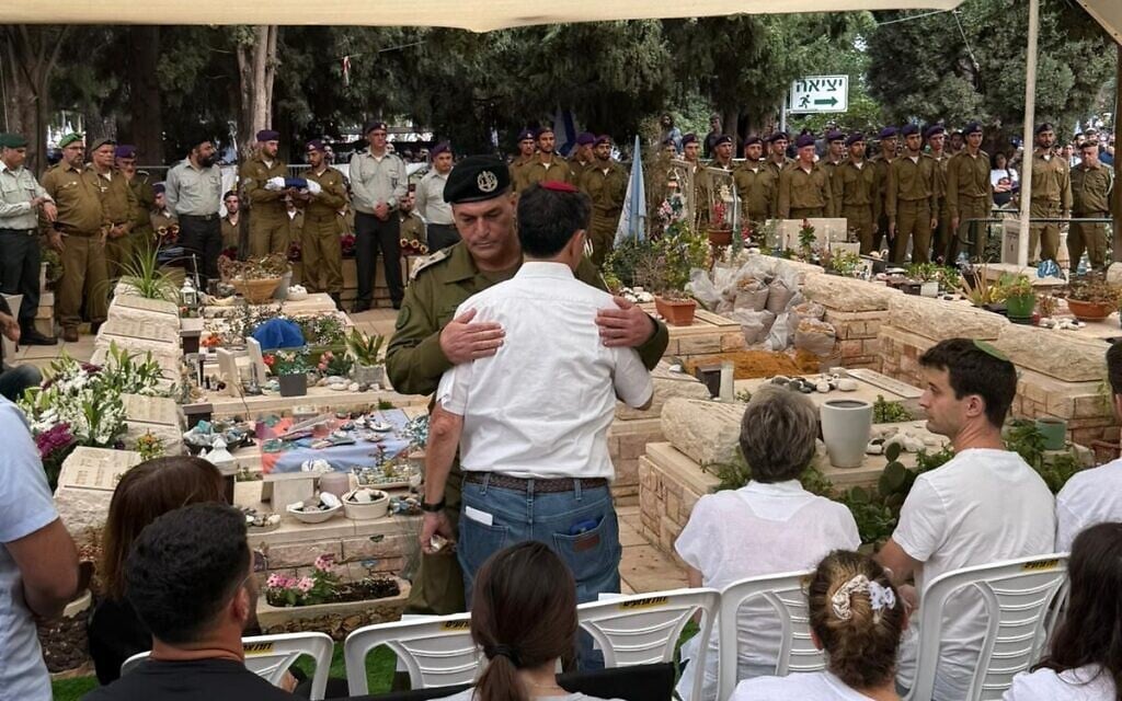 Le chef d'état-major de l'armée israélienne, le lieutenant-général Eyal Zamir, saluant Simcha Goldin, père du lieutenant Hadar Goldin, lors des funérailles de ce dernier, au cimetière militaire de Kfar Saba, le 11 novembre 2025. (Crédit : Armée israélienne)
