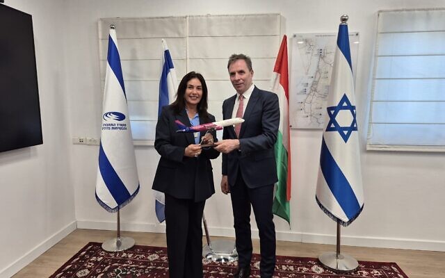 La ministre des Transports Miri Regev (à gauche) et le PDG de Wizz Air József Váradi, le 27 novembre 2025. (Crédit : Autorisation)