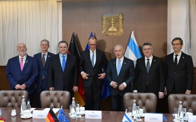 Le Premier ministre Benjamin Netanyahu (3 ᵉ à droite) et le chancelier allemand Friedrich Merz (au centre) tenant une réunion élargie avec les ministres israéliens, à Jérusalem, le 7 décembre 2025. (Crédit : Amos Ben Gershom/GPO)