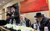 Des rabbins ultra-orthodoxes anglophones organisent un événement contre la conscription à Ramat Beit Shemesh, le 22 décembre 2025. (Crédit : Sam Sokol/Times of Israel)