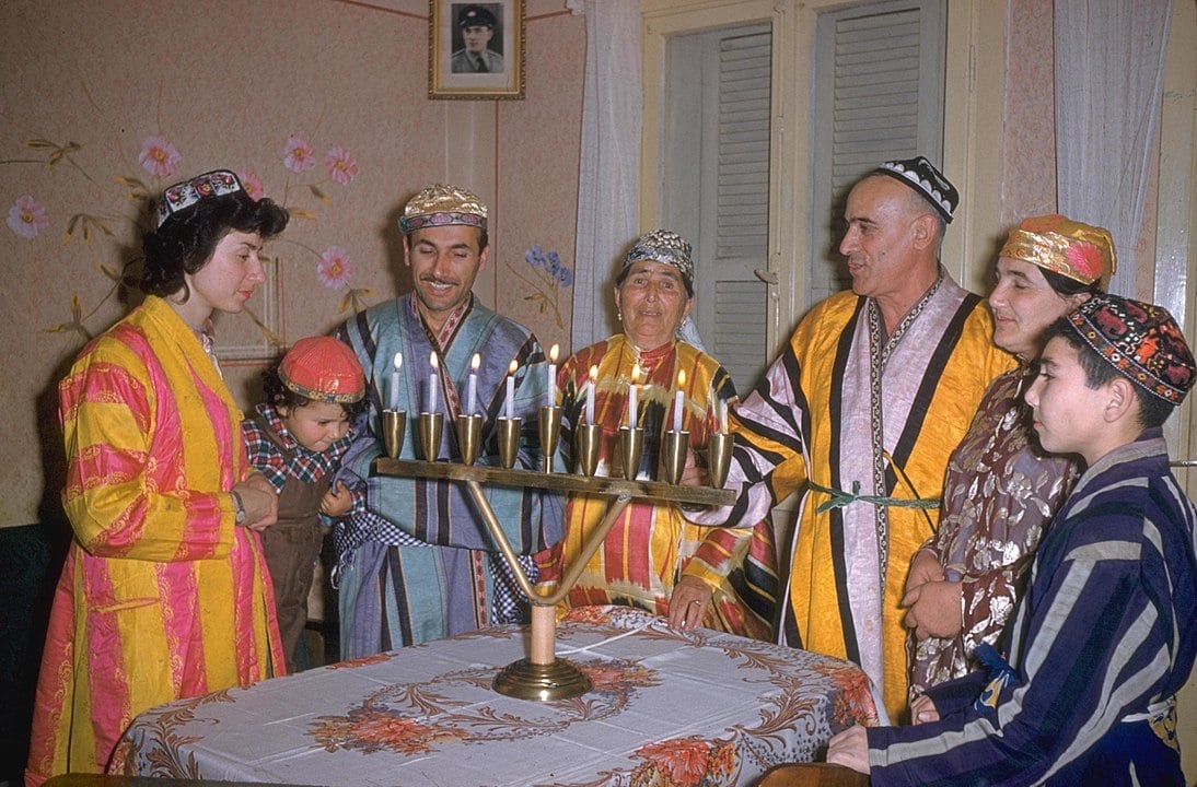 Quatre générations de la famille Kalantarov, originaire de Boukhara, en Ouzbékistan, célèbrent la fête de Hanoukka dans le quartier de Florentine, au sud de Tel Aviv, en 1959. (Crédit : Bureau de presse du gouvernement israélien, CC BY-SA 3.0, Wikimedia Commons) Quatre générations de la famille Kalantarov, originaire de Boukhara, en Ouzbékistan, célèbrent la fête de Hanoukka dans le quartier de Florentine, au sud de Tel Aviv, en 1959. (Crédit : Bureau de presse du gouvernement israélien, CC BY-SA 3.0, Wikimedia Commons)