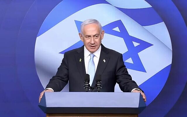 Le Premier ministre Benjamin Netanyahu tenant une conférence de presse avec le chancelier allemand Friedrich Merz (hors champ), à Jérusalem, le 7 décembre 2025. (Crédit : Capture d'écran/GPO)