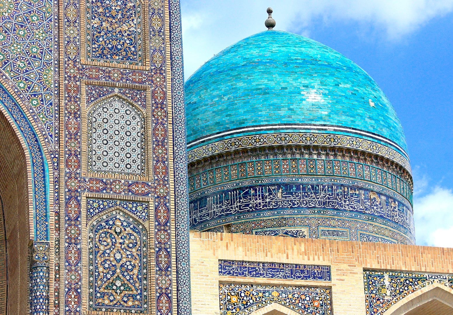 Une vue du type de carrelage complexe qui attire les touristes en Ouzbékistan, à la madrasa Mir-i-Arab de Boukhara. (Crédit : Khanra, CC BY-SA 4.0, sur Wikimedia Commons) Une vue du type de carrelage complexe qui attire les touristes en Ouzbékistan, à la madrasa Mir-i-Arab de Boukhara. (Crédit : Khanra, CC BY-SA 4.0, sur Wikimedia Commons)
