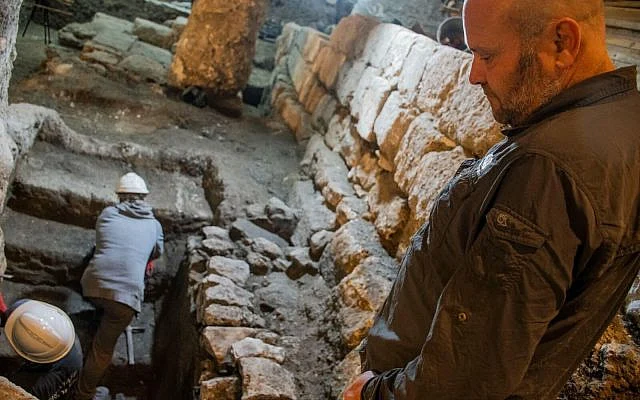 Un bain rituel datant de 2 000 ans a été découvert sous la place du mur Occidental : l'annonce en a été faite le 29 décembre 2025. (Emil Aladjem/Autorité israélienne des antiquités)