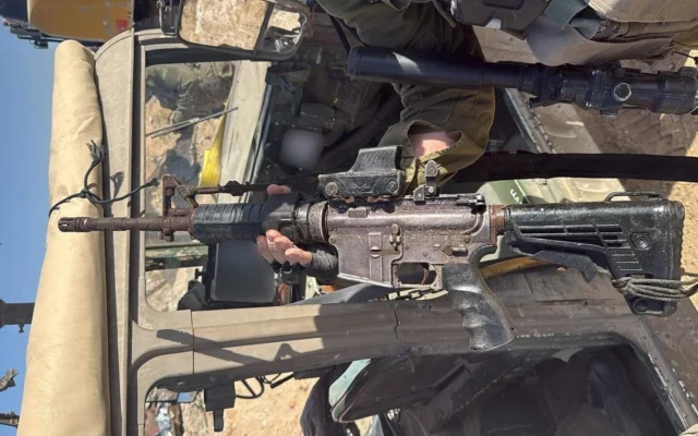 Le fusil d'assaut du capitaine Daniel Perez, retrouvé au nord de Gaza, sur une photo publiée le 8 décembre 2025. (Crédit : Tsahal)