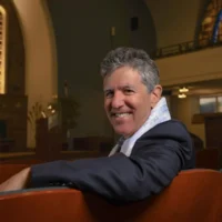 Le rabbin Ammiel Hirsch de la Stephen Wise Free Synagogue à New York. (Crédit : Shahar Azran/Stephen Wise Free Synagogue via JTA)
