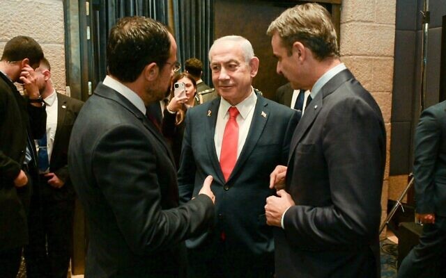 Le Premier ministre Benjamin Netanyahu, au centre, rencontre son homologue grec Kyriakos Mitsotakis, à droite, et le président chypriote Nikos Christodoulides à Jérusalem, le 22 décembre 2025. (Crédit : Maayan Toaf/GPO)