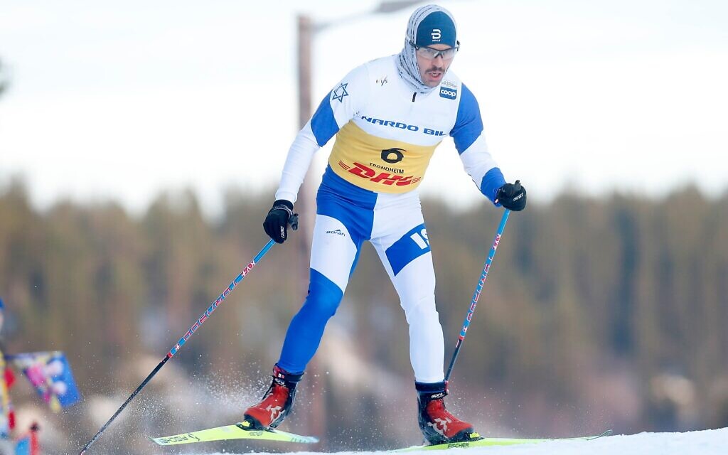 Le skieur israélien Attila Mihaly Kertesz participe à l'épreuve masculine du 10 km départ individuel style libre lors de la Coupe du monde de ski de fond FIS à Trondheim, en Norvège, le 7 décembre 2025. (Crédit : Marius Gulliksrud/ action press via Reuters) Le skieur israélien Attila Mihaly Kertesz participe à l'épreuve masculine du 10 km départ individuel style libre lors de la Coupe du monde de ski de fond FIS à Trondheim, en Norvège, le 7 décembre 2025. (Crédit : Marius Gulliksrud/ action press via Reuters)