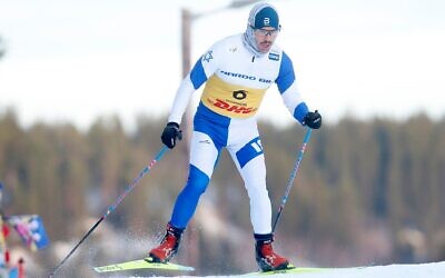 Le skieur israélien Attila Mihaly Kertesz participe à l'épreuve masculine du 10 km départ individuel style libre lors de la Coupe du monde de ski de fond FIS à Trondheim, en Norvège, le 7 décembre 2025. (Crédit : Marius Gulliksrud/ action press via Reuters)