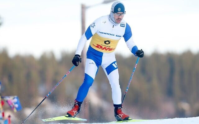 Le skieur israélien Attila Mihaly Kertesz participe à l'épreuve masculine du 10 km départ individuel style libre lors de la Coupe du monde de ski de fond FIS à Trondheim, en Norvège, le 7 décembre 2025. (Crédit : Marius Gulliksrud/ action press via Reuters)