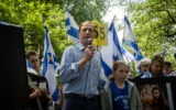 Le représentant américain Dan Goldman lors d'un rassemblement en faveur des otages israéliens à Gaza, à Central Park, New York, le 8 juin 2025. (Crédit : Luke Tress/Times of Israel)