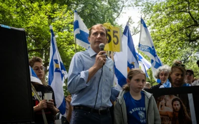 Le représentant américain Dan Goldman lors d'un rassemblement en faveur des otages israéliens à Gaza, à Central Park, New York, le 8 juin 2025. (Crédit : Luke Tress/Times of Israel)