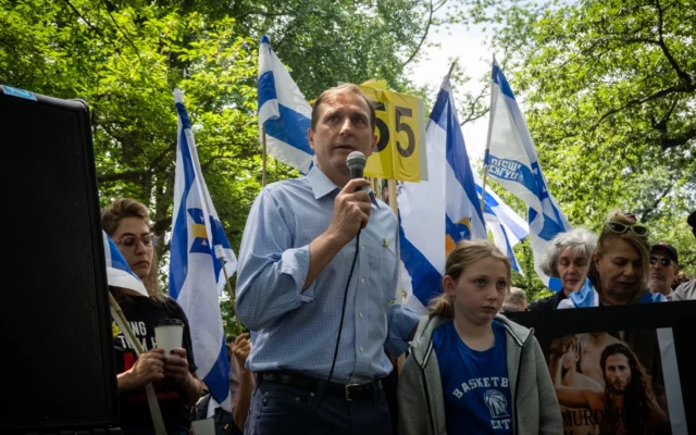 Le représentant américain Dan Goldman lors d'un rassemblement en faveur des otages israéliens à Gaza, à Central Park, New York, le 8 juin 2025. (Crédit : Luke Tress/Times of Israel)