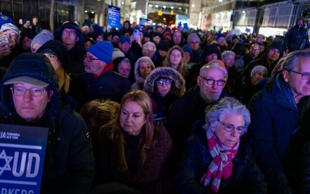 Des New-Yorkais juifs se rassemblent pour soutenir la synagogue Park East, à New York, le 4 décembre 2025. (Crédit : Luke Tress/Times of Israel) Des New-Yorkais juifs se rassemblent pour soutenir la synagogue Park East, à New York, le 4 décembre 2025. (Crédit : Luke Tress/Times of Israel)