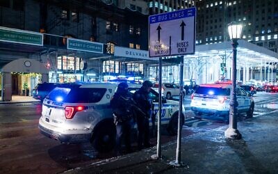 La police lors de l'allumage de la plus grande hanoukkiya du monde, à New York, le 14 décembre 2025. (Crédit : Luke Tress/Times of Israel) La police lors de l'allumage de la plus grande hanoukkiya du monde, à New York, le 14 décembre 2025. (Crédit : Luke Tress/Times of Israel)