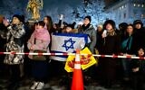 Allumage de la plus grande hannoukia au monde, à New York, le premier soir de Hanoukka, quelques heures après une attaque terroriste lors d'un événement de Hanoukka en Australie, le 14 décembre 2025. (Crédit : Luke Tress/Times of Israel)