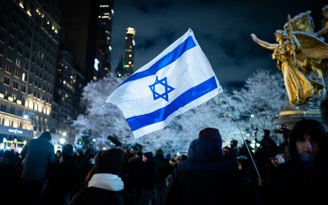 Allumage de la plus grande hannoukia au monde, à New York, le 14 décembre 2025. (Crédit : Luke Tress/Times of Israel)
