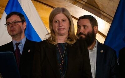 La commissaire de la police de New York, Jessica Tisch, lors d'un événement de Hanoukka organisé par le maire de New York, Eric Adams, à New York, le 15 décembre 2025. (Crédit : Luke Tress/Times of Israel)