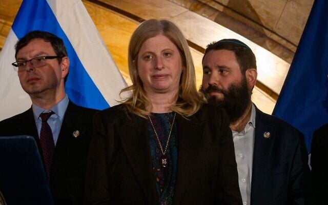 La commissaire de la police de New York, Jessica Tisch, lors d'un événement de Hanoukka organisé par le maire de New York, Eric Adams, à New York, le 15 décembre 2025. (Crédit : Luke Tress/Times of Israel)