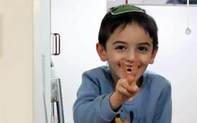 Ariel, 6 ans, décédé de la grippe le 3 décembre 2025. Son nom de famille est gardé secret, à la demande des proches. Le lendemain de sa mort, son intestin grêle a été transplanté sur Daniel Haim Biton. (Autorisation) Ariel, 6 ans, décédé de la grippe le 3 décembre 2025. Son nom de famille est gardé secret, à la demande des proches. Le lendemain de sa mort, son intestin grêle a été transplanté sur Daniel Haim Biton. (Autorisation)