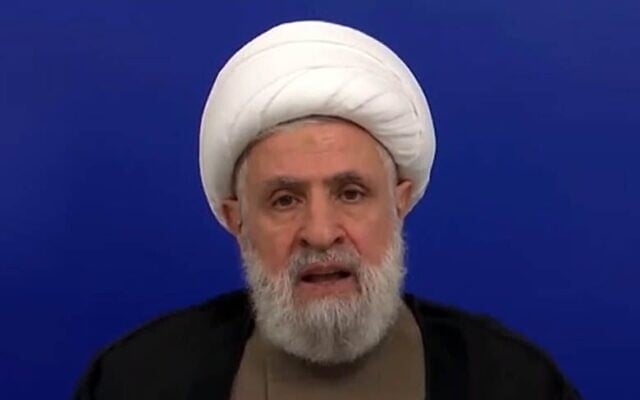 Le secrétaire du groupe terroriste chiite libanais du Hezbollah, Naïm Qassem, prononçant un discours télévisé sur la chaîne libanaise, diffusé le 28 décembre 2025. (Crédit : Capture d'écranX) Le secrétaire du groupe terroriste chiite libanais du Hezbollah, Naïm Qassem, prononçant un discours télévisé sur la chaîne libanaise, diffusé le 28 décembre 2025. (Crédit : Capture d'écranX)