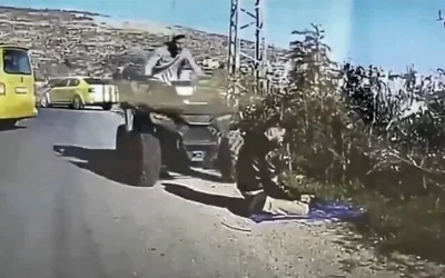 Un résident d'implantation précipite son véhicule tout-terrain sur un Palestinien en train de prier, en Cisjordanie, le 25 décembre 2025 (Capture d’écran vidéo ; utilisé conformément à l’article 27a de la loi sur les droits d’auteur)