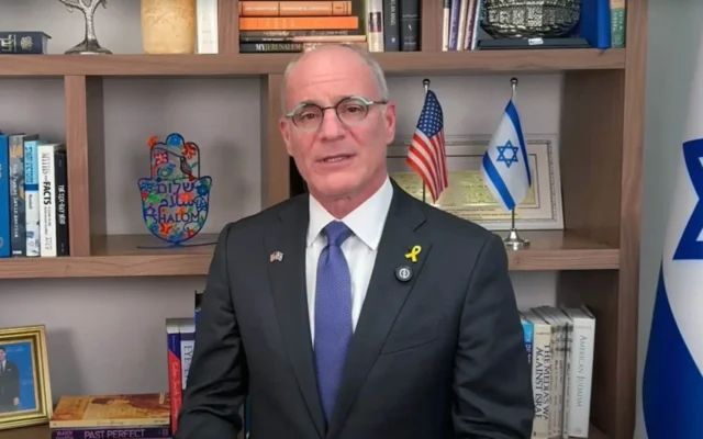 L'ambassadeur israélien aux États-Unis, Yechiel Leiter, délivre un message préenregistré publié par le média libanais anglophone This is Beirut, le 5 décembre 2025. (Capture d'écran : Youtube) L'ambassadeur israélien aux États-Unis, Yechiel Leiter, délivre un message préenregistré publié par le média libanais anglophone This is Beirut, le 5 décembre 2025. (Capture d'écran : Youtube)