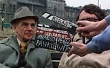 Claude Lanzmann (à droite) interviewant Tadeusz Pankiewicz, un pharmacien polonais qui a aidé des Juifs dans le ghetto de Cracovie, pour le film « Shoah », en 1979. (Crédit : US Holocaust Memorial Museum via JTA)