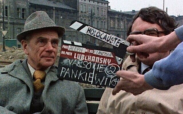 Claude Lanzmann (à droite) interviewant Tadeusz Pankiewicz, un pharmacien polonais qui a aidé des Juifs dans le ghetto de Cracovie, pour le film « Shoah », en 1979. (Crédit : US Holocaust Memorial Museum via JTA) Claude Lanzmann (à droite) interviewant Tadeusz Pankiewicz, un pharmacien polonais qui a aidé des Juifs dans le ghetto de Cracovie, pour le film « Shoah », en 1979. (Crédit : US Holocaust Memorial Museum via JTA)