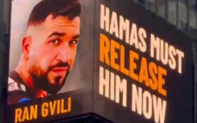 Une affiche publicitaire de l'American Jewish Committee à Times Square, New York, demande la libération de Ran Gvili, le dernier otage détenu à Gaza par le Hamas. (Crédit : Capture d'écran X)