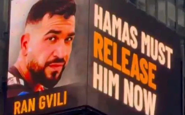 Une affiche publicitaire de l'American Jewish Committee à Times Square, New York, demande la libération de Ran Gvili, le dernier otage détenu à Gaza par le Hamas. (Crédit : Capture d'écran X) Une affiche publicitaire de l'American Jewish Committee à Times Square, New York, demande la libération de Ran Gvili, le dernier otage détenu à Gaza par le Hamas. (Crédit : Capture d'écran X)