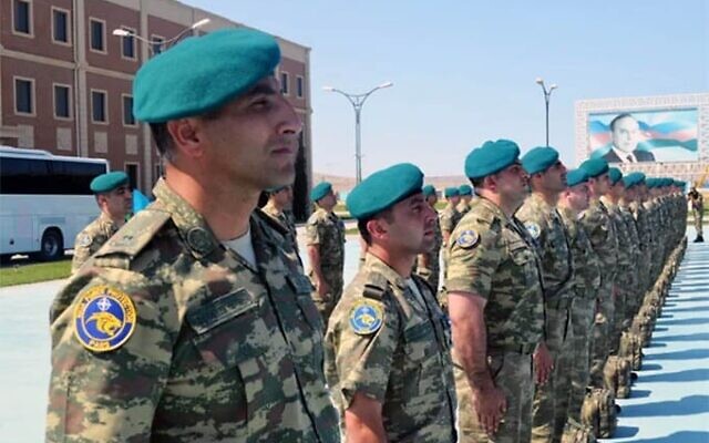 Des troupes azerbaïdjanaises de retour au pays après leur déploiement en Afghanistan, le 7 août 2016. (Crédit : Ministère azerbaïdjanais de la Défense)