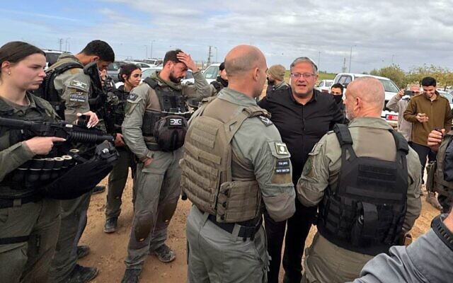 Le ministre de la Sécurité nationale, Itamar Ben Gvir, s'adressant aux forces de police à l'entrée de Tarabin al-Sana, lors d'une opération policière de plusieurs jours dans ce village bédouin du Néguev, le 30 décembre 2025. (Crédit : Bureau d'Itamar Ben Gvir)