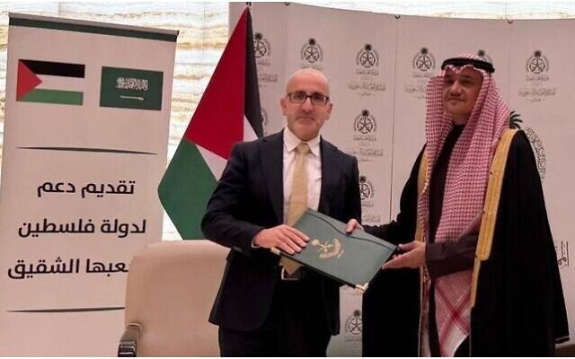 Le ministre des Finances de l'Autorité palestinienne, Estephan Salameh, et l'ambassadeur saoudien auprès des Palestiniens, le prince Mansour ben Khalid, le 1ᵉʳ décembre 2025. (Crédit : Wafa) Le ministre des Finances de l'Autorité palestinienne, Estephan Salameh, et l'ambassadeur saoudien auprès des Palestiniens, le prince Mansour ben Khalid, le 1ᵉʳ décembre 2025. (Crédit : Wafa)
