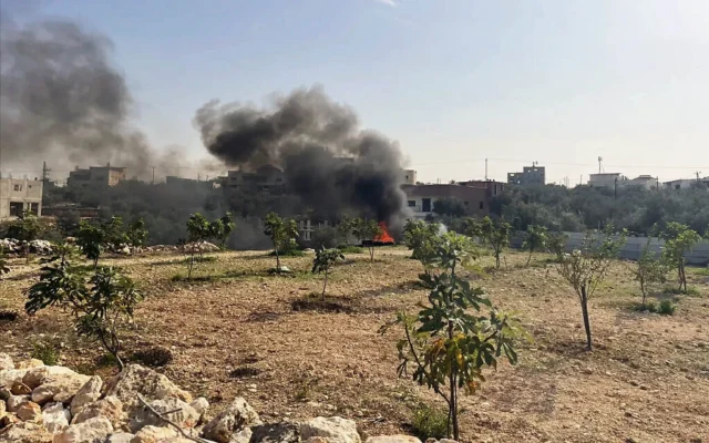 Brûlage illégal de déchets électroniques près d'Azzoun, dans le nord de la Cisjordanie, le 24 novembre 2025. (Sue Surkes/Times of Israel)