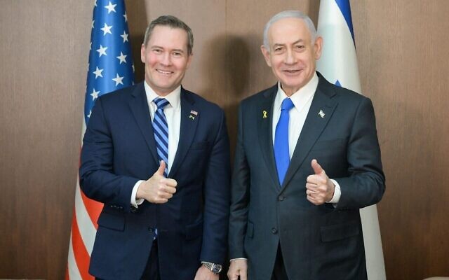 L'ambassadeur américain auprès des Nations unies, Mike Waltz (à gauche), et le Premier ministre Benjamin Netanyahu, à Jérusalem, le 8 décembre 2025. (Crédit : Maayan Toaf/GPO)