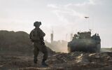 Illustration : Des soldats de la Brigade Golani en opération à Rafah, près de la « Ligne jaune » à Gaza, sur cette photo diffusée le 15 décembre 2025. (Crédit : Armée israélienne)