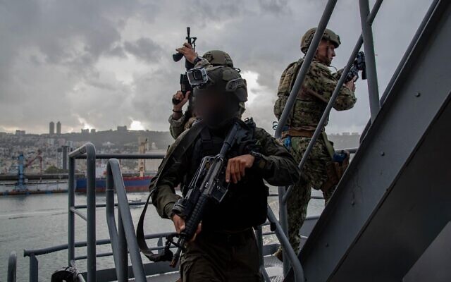 Des marins de la marine israélienne et de la 5e flotte américaine sont photographiés à bord d'un navire lors d'un exercice début décembre 2025. (Crédit : Armée israélienne)