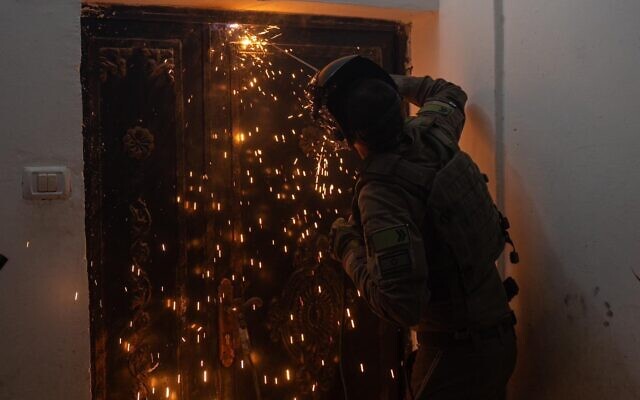 Des soldats scellant la maison du terroriste palestinien qui a perpétré un attentat meurtrier le 26 décembre 2025, en Cisjordanie, sur une photo publiée le 28 décembre 2025. (Crédit : Porte-parole de l'armée israélienne)