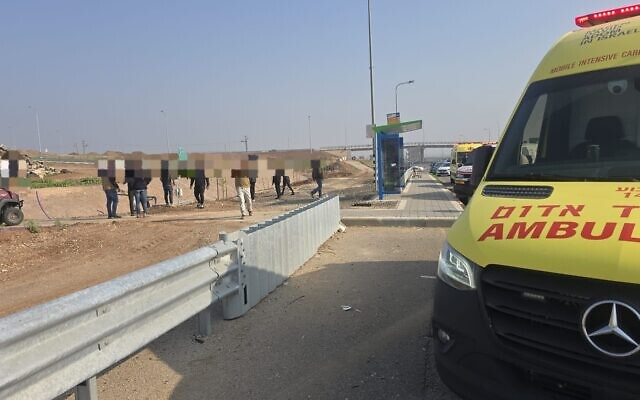 Des secouristes arrivant sur les lieux d'une attaque au couteau, près d'Ein Harod, dans le nord d'Israël, le 26 décembre 2025. (Crédit : Service de secours du Magen David Adom)