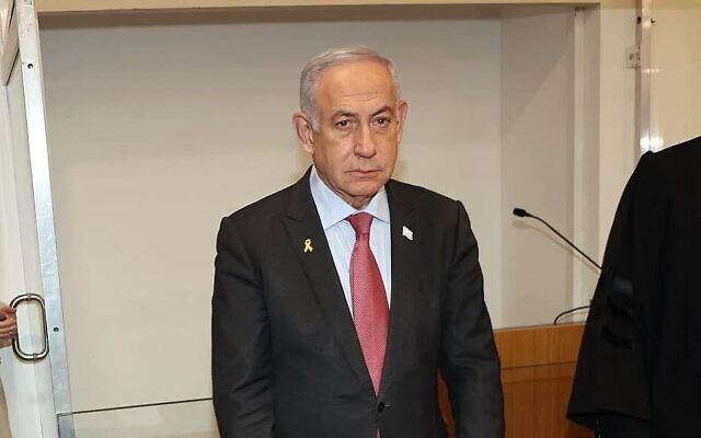 Le Premier ministre Benjamin Netanyahu arrivant au tribunal de Tel Aviv pour témoigner dans le cadre de son procès pénal, le 27 janvier 2025. (Crédit : Yariv Katz/POOL)