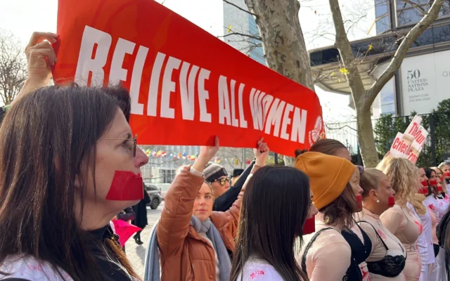 Des manifestants protestent contre le silence de la communauté internationale face aux violences sexuelles commises par les terroristes du Hamas contre des femmes israéliennes lors du pogrom du 7-Octobre devant le siège de l'ONU à New York, le 4 décembre 2023. (Crédit : Carli Fogel) Des manifestants protestent contre le silence de la communauté internationale face aux violences sexuelles commises par les terroristes du Hamas contre des femmes israéliennes lors du pogrom du 7-Octobre devant le siège de l'ONU à New York, le 4 décembre 2023. (Crédit : Carli Fogel)