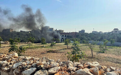 Des Palestiniens brûlant illégalement des déchets électroniques près d'Azzoun, dans le gouvernorat de Qalqilya, au nord de la Cisjordanie, le 24 novembre 2025. (Crédit : Sue Surkes/Times of Israel)