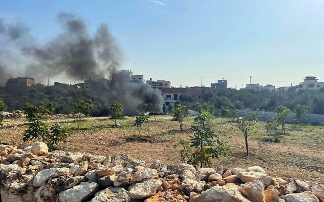 Des Palestiniens brûlant illégalement des déchets électroniques près d'Azzoun, dans le gouvernorat de Qalqilya, au nord de la Cisjordanie, le 24 novembre 2025. (Crédit : Sue Surkes/Times of Israel)