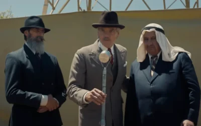 Un officier colonial britannique est représenté avec un Juif et un Arabe locaux, dans une image tirée de la bande-annonce du film « Palestine 36 », qui sortira en 2025. (Capture d'écran via YouTube)