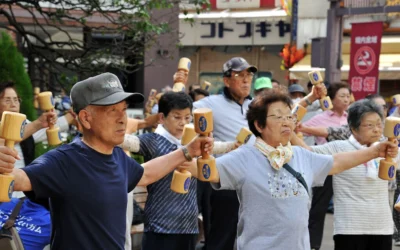Des personnes âgées s'entraînent avec des haltères en bois dans le parc d'un temple de Tokyo, le 17 septembre 2012, pour célébrer la Journée du Respect des Personnes âgées au Japon. (YOSHIKAZU TSUNO / AFP)