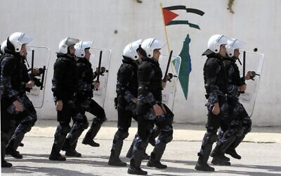 La police palestinienne défile lors d'une session de formation avec des membres de l'Union européenne, dans la ville de Ramallah, en Cisjordanie, le 16 mars 2014. (Crédit : Abbas Momani / AFP) La police palestinienne défile lors d'une session de formation avec des membres de l'Union européenne, dans la ville de Ramallah, en Cisjordanie, le 16 mars 2014. (Crédit : Abbas Momani / AFP)
