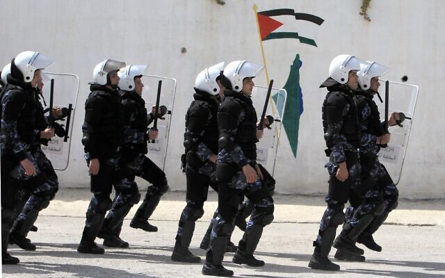Des policiers de l'Autorité palestinienne défilant lors d’une session de formation avec des membres de l’Union européenne, à Ramallah, en Cisjordanie, le 16 mars 2014. (Crédit : Abbas Momani/AFP)