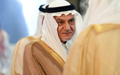 L'ancien chef l’agence des renseignements saoudiens General Intelligence Presidency (GIP), le prince Turki ben Faisal al-Saud, assistant à la réunion des ministres des Affaires étrangères du Conseil de coopération du Golfe (CCG), dans la capitale saoudienne, Ryad, le 30 mars 2017. (Crédit : Fayez Nureldine/AFP)