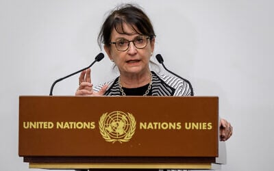 L'ancienne représentante spéciale du Secrétaire général de l'ONU pour l'Afghanistan et ancienne envoyée spécial du Canada pour la préservation de la mémoire de l’Holocauste et la lutte contre l’antisémitisme, Deborah Lyons, prononce une déclaration lors de la conférence des donateurs pour l'Afghanistan de 2020, organisée par les Nations Unies à Genève le 24 novembre 2020. (Photo : Fabrice COFFRINI / AFP)